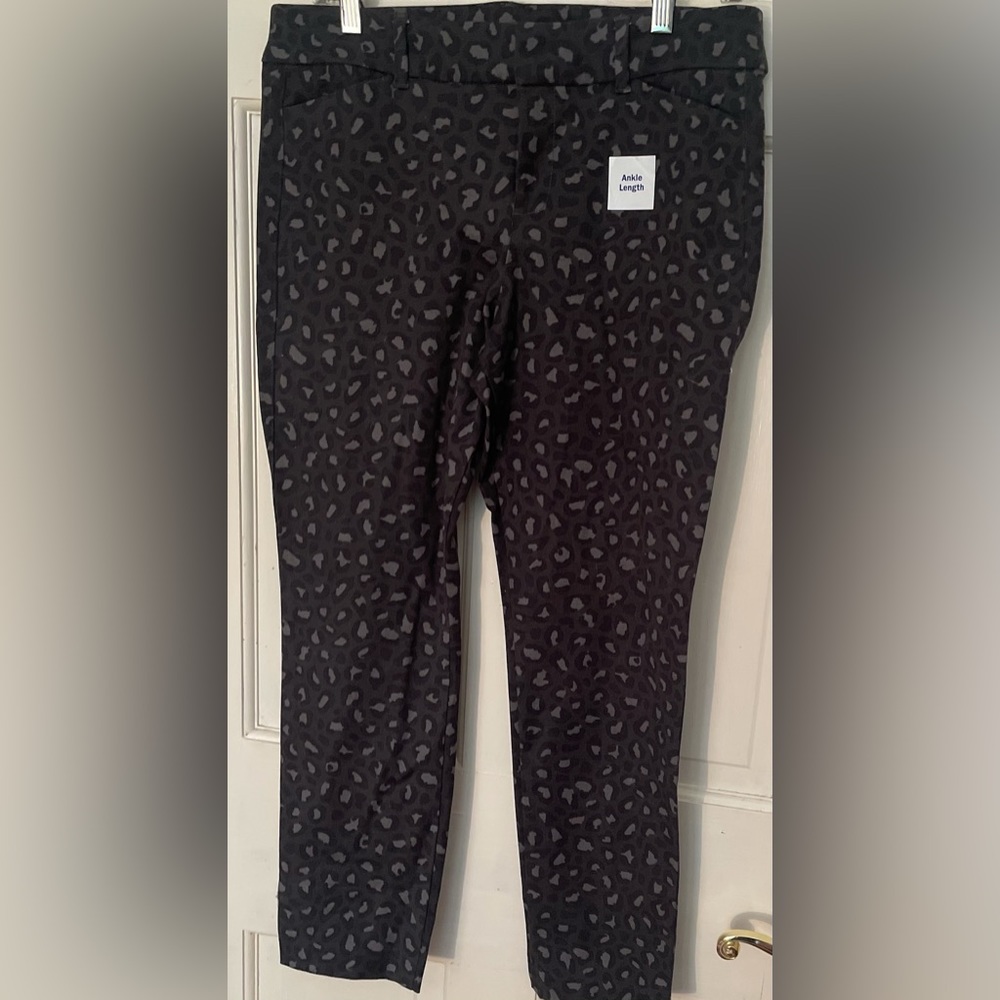 Old Navy leopard print pixie ankle pants size 10